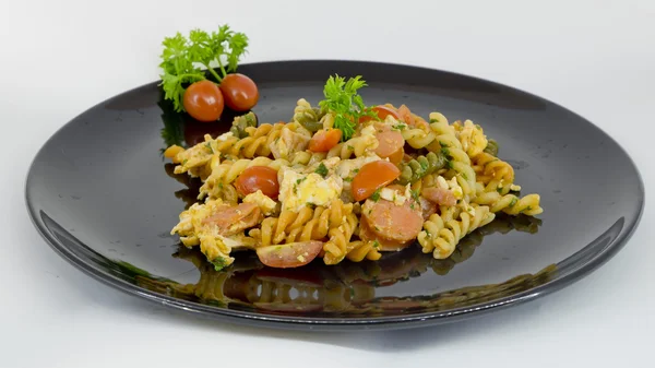 Makaroner pasta med tomatsås och korv på en svart och whit — Stockfoto