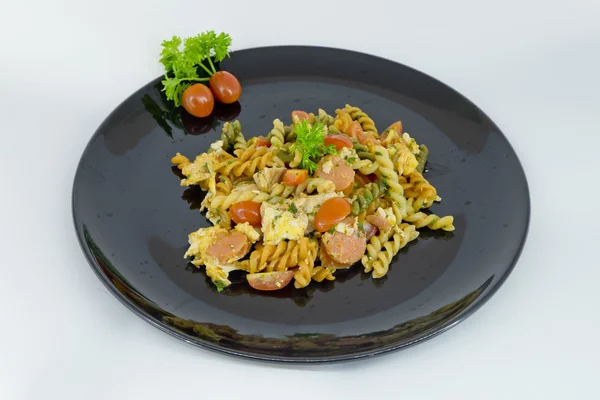 Macarrão macarrão com molho de tomate e salsicha em um preto e whit — Fotografia de Stock