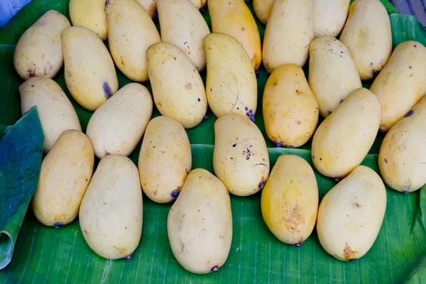 Manga amarela na folha de banana no mercado tailandês — Fotografia de Stock