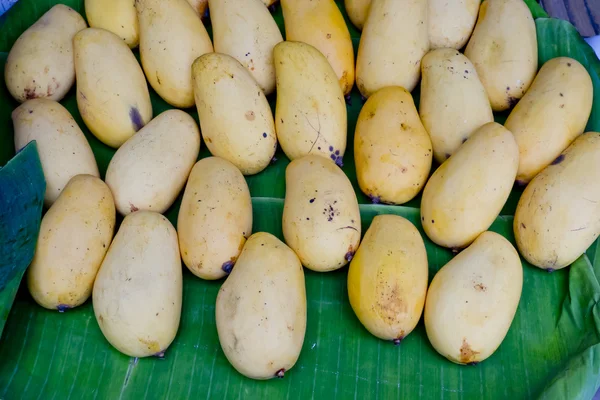 Κίτρινο μάνγκο στο φύλλο μπανανών στην αγορά της Ταϊλάνδης — Φωτογραφία Αρχείου