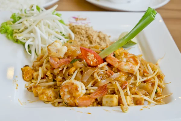 Delicious rice noodles with shrimp close-up on a plate. Thai Dis — Stock Photo, Image