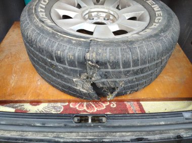 Arabaların hasarlı lastikleri bagajda duruyor.