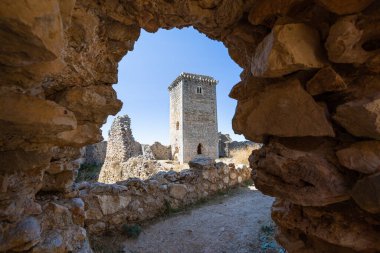 Harap olmuş bir kalenin içindeki ortaçağ kulesinin görüntüsü