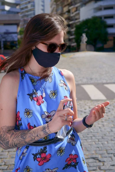 Mujer Aire Libre Durante Covid Con Máscara Alcohol — Foto de Stock