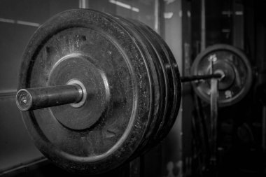 Olimpiyat ağırlığı spor salonunda kullanılmaya hazır.