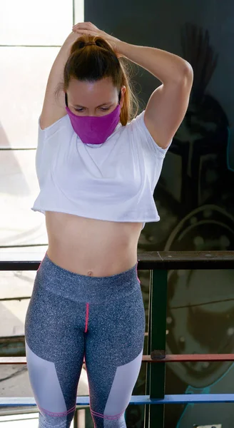 Junge Frau Macht Verschiedene Übungen Fitnessstudio — Stockfoto