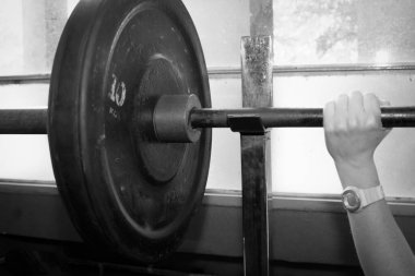 Spor salonunda çeşitli egzersizler yapan genç bir kadın.