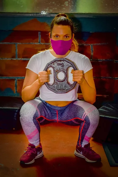 Mujer Joven Haciendo Varios Ejercicios Gimnasio — Foto de Stock