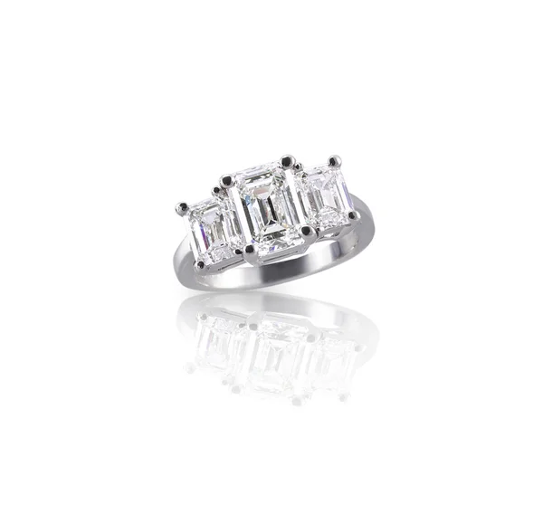 Emerald cut drie stenen trinity diamanten verlovingsring bruiloft — Stockfoto