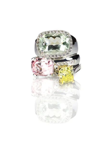 Agrupación de anillos de diamantes de piedras preciosas de colores apilados —  Fotos de Stock