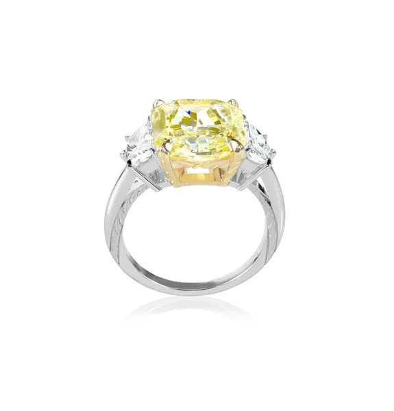 Sarı renkli elmas nişan yüzüğü — Stok fotoğraf
