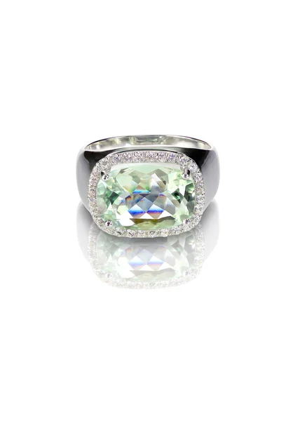 Зеленое кольцо из драгоценных камней — стоковое фото