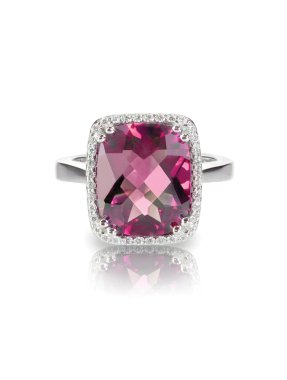 Pembe Turmalin yastık üzerinde beyaz izole halo ringin