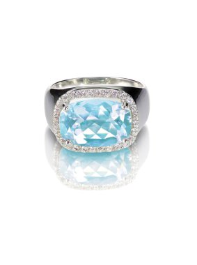 Mavi elmas engagment yüzük elmas taş üzerinde beyaz izole renkli