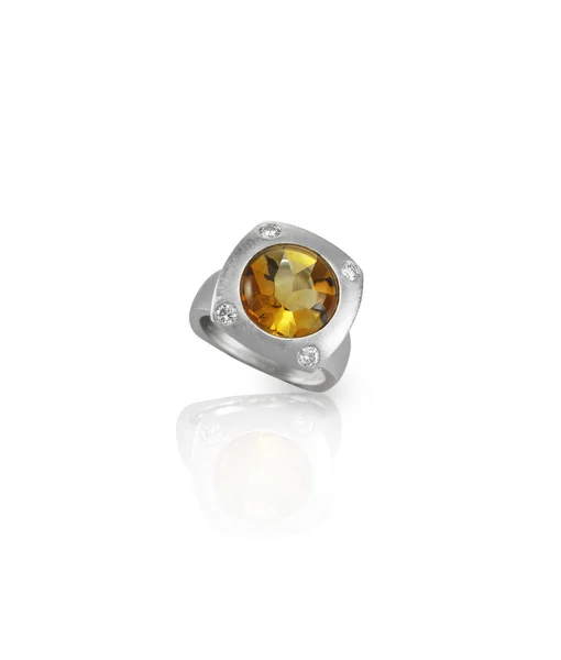 Pomarańczowy bursztynowy kamień i diament pierścionek na białym tle — Zdjęcie stockowe