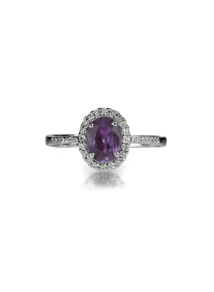 Diamant améthyste bague violette fiançailles mariage pierre précieuse nuptiale isolé sur blanc — Photo