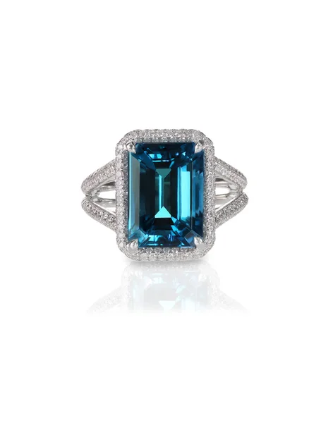 Akvamarín centrum kamenným prsten s diamanty halo izolované na bílém — Stock fotografie