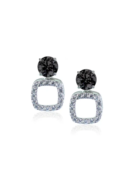 Pendientes de diamante y ónix negro —  Fotos de Stock