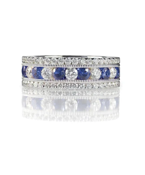 Band ulang tahun pernikahan Sapphire dan berlian terisolasi dengan warna putih — Stok Foto