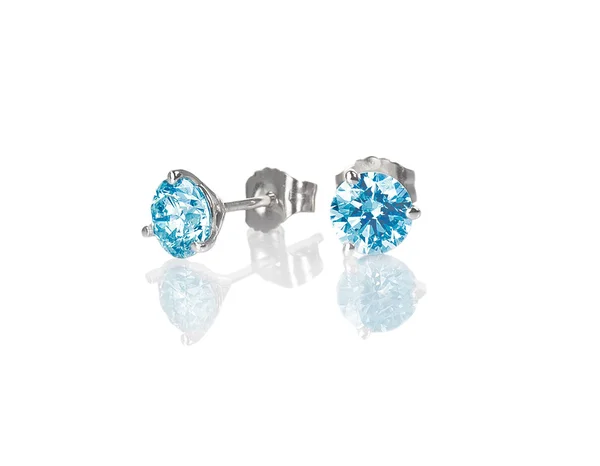 Boucles d'oreilles diamant bleu topaze rond brillant isolé sur blanc avec un reflet — Photo