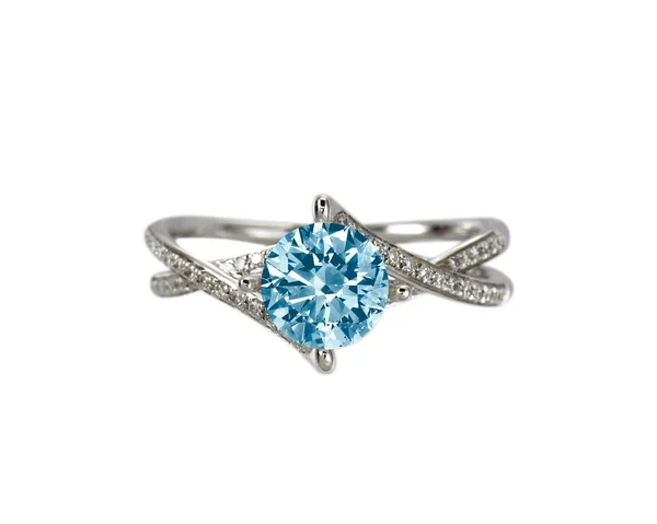 Blu anello di fidanzamento diamante colorato pietra di diamante isolato su bianco — Foto Stock