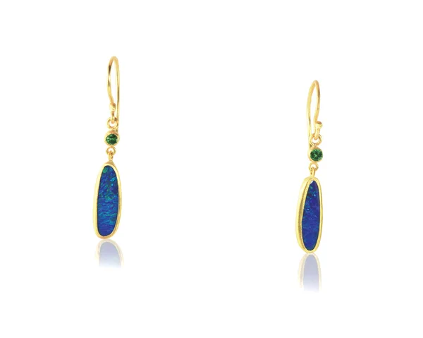 Blaue Opal Tropfen Ohrringe isoliert auf weiß — Stockfoto