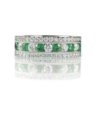 beyaz izole yeşil Zümrüt ve elmas alyans yüzük