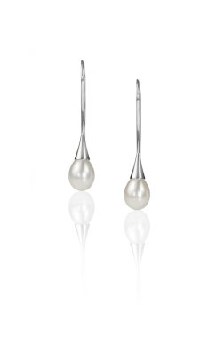Gümüş damla inci küpe modern stil üzerinde beyaz izole