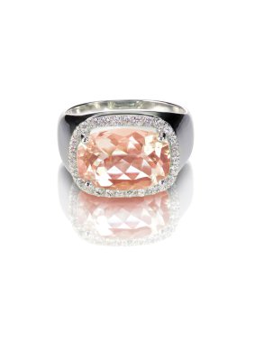 Morganite elmas halo nişan yüzüğü beyaz izole