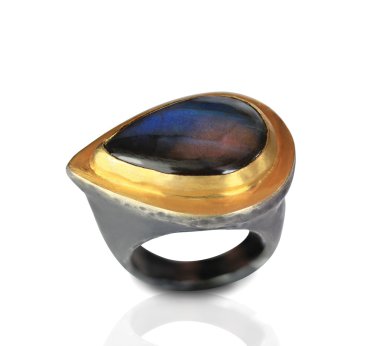 Opal moda yüzük beyaz izole