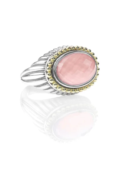 Anillo de oro y plata de cuarzo rosa aislado en blanco — Foto de Stock