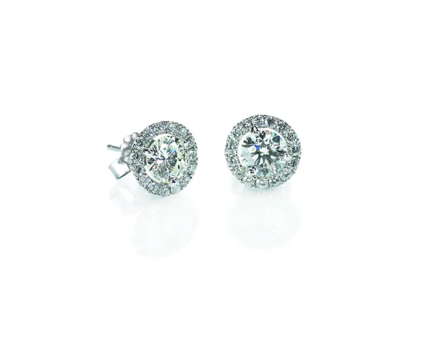 Magnifiques boucles d'oreilles Halo Diamond Stud avec réflexion isolée sur blanc — Photo