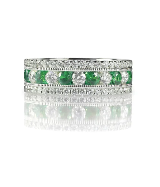 Verde esmeralda e diamante anel de aliança de casamento isolado no branco — Fotografia de Stock