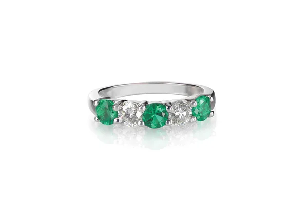 Verde esmeralda e diamante anel de aliança de casamento isolado no branco — Fotografia de Stock