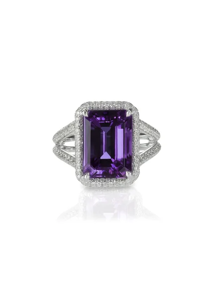 Diamant améthyste bague violette fiançailles mariage pierre précieuse nuptiale isolé sur blanc — Photo