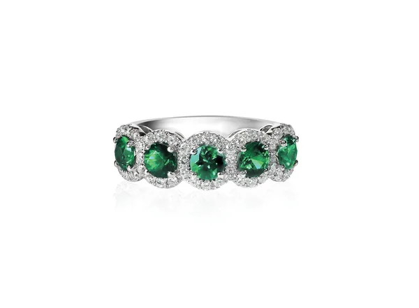 Verde esmeralda e diamante anel de aliança de casamento isolado no branco — Fotografia de Stock