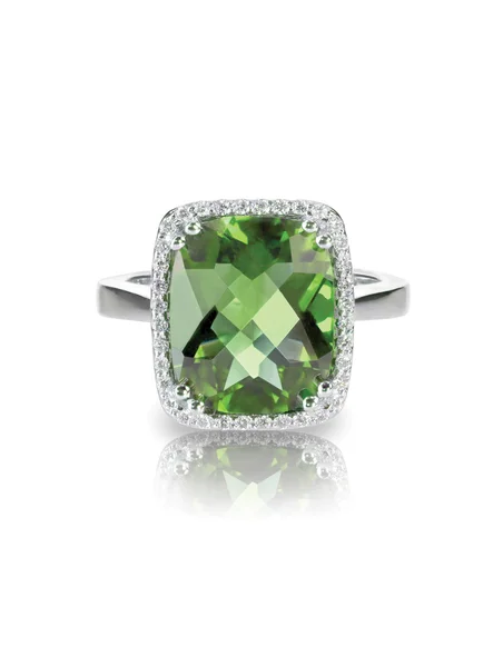 Emerald berlian helo pertunangan cincin koktail terisolasi di atas putih — Stok Foto