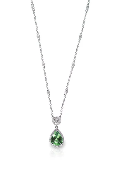 Зеленый драгоценный камень Кулон Ожерелье изолированы на белом — стоковое фото