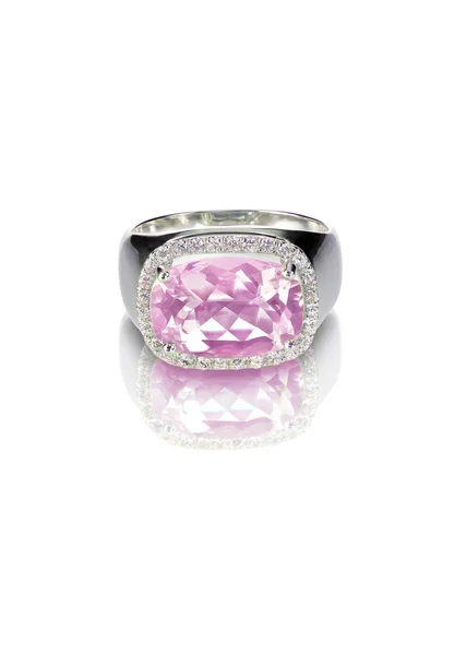 Anillo de compromiso halo diamante rosa aislado en blanco — Foto de Stock