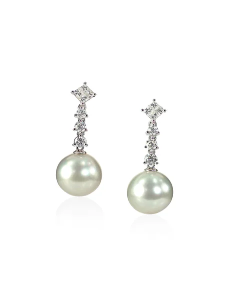 Pendientes gota de perlas de diamante aislados en blanco — Foto de Stock