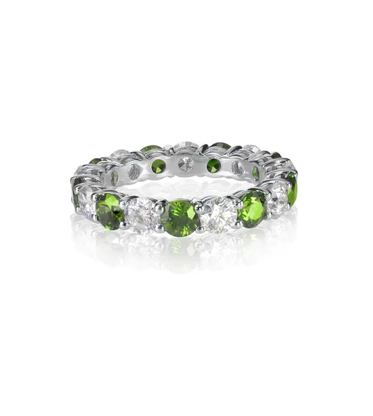 Verde esmeralda e diamante anel de aliança de casamento isolado no branco — Fotografia de Stock