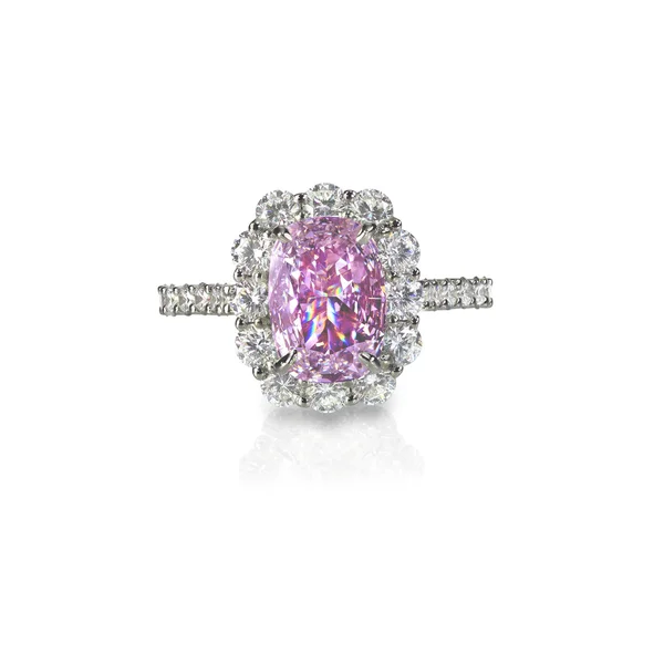 Anillo de compromiso halo diamante rosa aislado en blanco —  Fotos de Stock