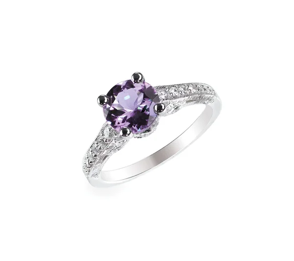 Diamant améthyste bague violette fiançailles mariage pierre précieuse nuptiale isolé sur blanc — Photo