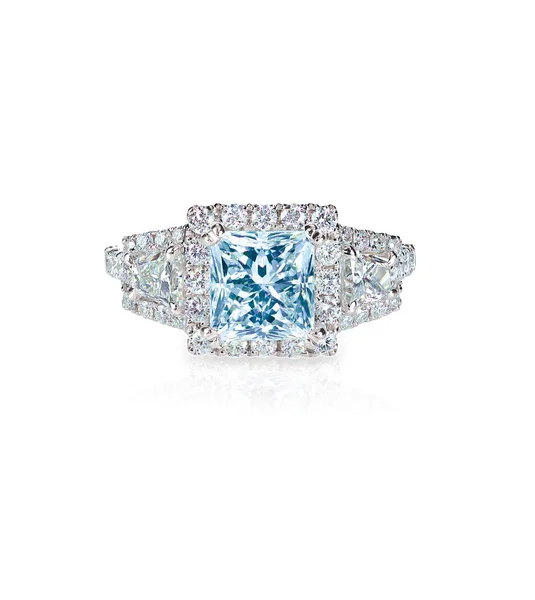 Blu anello di fidanzamento diamante colorato pietra di diamante isolato su bianco — Foto Stock