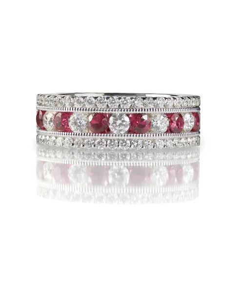 Ruby ve elmas evlilik yıldönümü yüzük beyaz izole bant — Stok fotoğraf