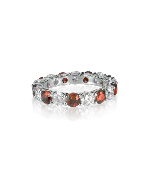 Руби и бриллиантовый обручальное кольцо, изолированное на белом — стоковое фото
