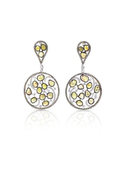 Pendientes de oro amarillo y diamante aislados en cuarzo blanco y ámbar — Foto de Stock