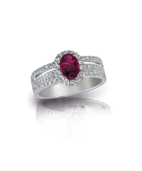 Ruby Center Anillo de piedra aislado en blanco — Foto de Stock