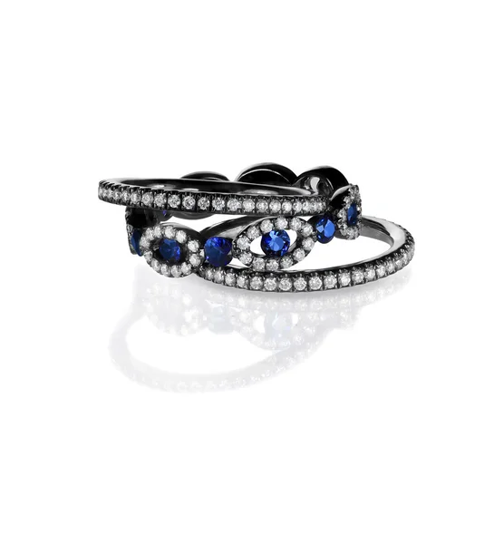 Bande di diamanti e anelli di zaffiro con metallo nero isolato su bianco — Foto Stock