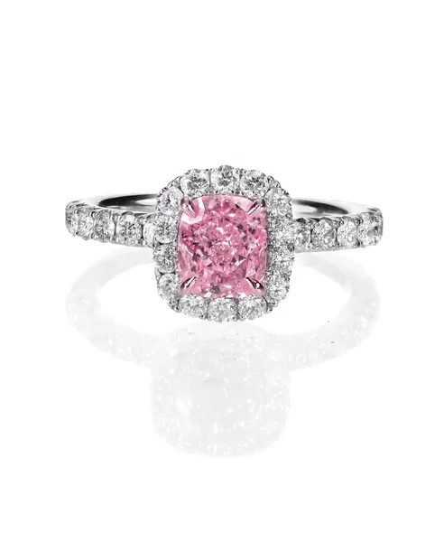 Anillo de compromiso halo diamante rosa aislado en blanco —  Fotos de Stock